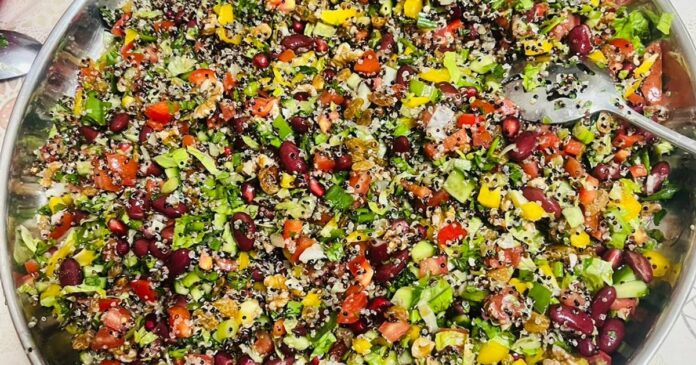 أسهل وصفة لتحضير سلطة الكينوا بالخضار الطازجة