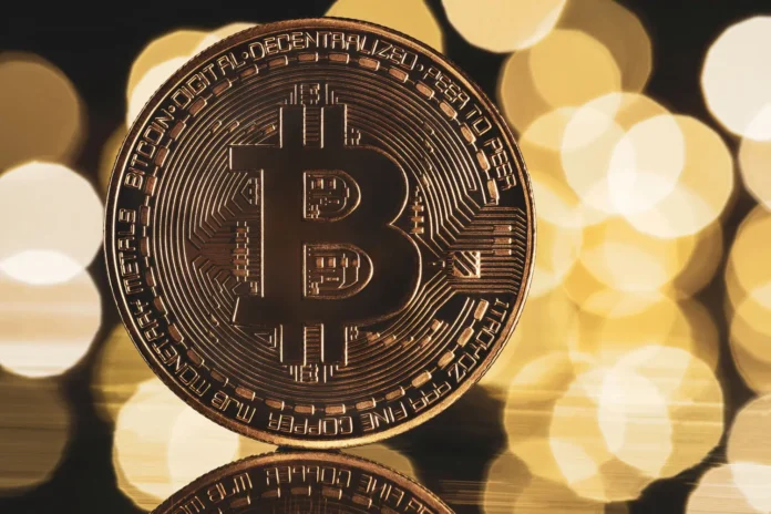 البيتكوين يتجاوز 100,000 دولار بدعم من تفاؤل تجاري عالمي