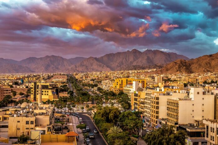 طقس العرب كتلة هوائية حارة تؤثر على الأردن نهاية الأسبوع وتحذيرات من إرهاق حراري