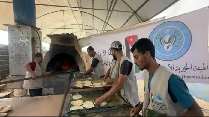 الحملة الأردنية تواصل تقديم الخبز للنازحين في خان يونس وسط أزمة إنسانية متفاقمة