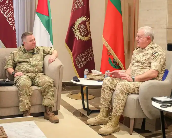 الحنيطي يستقبل المستشار العسكري البريطاني للشرق الأوسط ويبحثان تعزيز التعاون العسكري