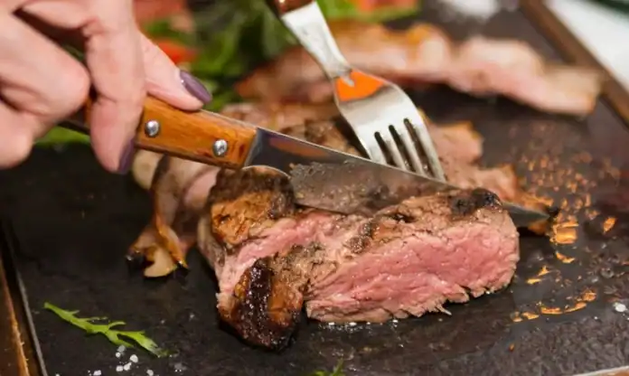 تحذيرات طبية من الإفراط في تناول اللحوم والحلويات خلال عيد الأضحى