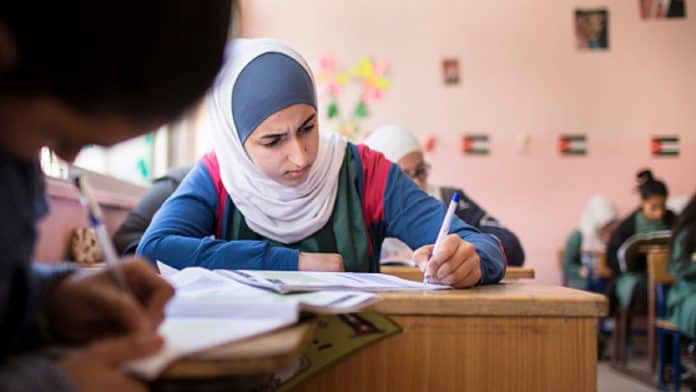 طلاب التوجيهي في الأردن يتقدمون لامتحان الرياضيات وسط استعدادات مكثفة