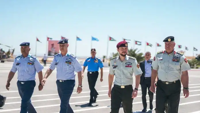 مندوباً عن الملك.. ولي العهد يرعى تخريج دورة مرشحي الطيران54 في كلية الملك الحسين الجوية