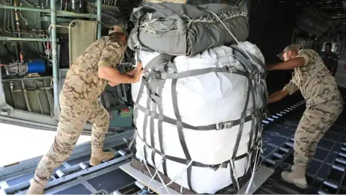 الأردن والإمارات ينفذان إنزال 17 طناً من المساعدات على غزة