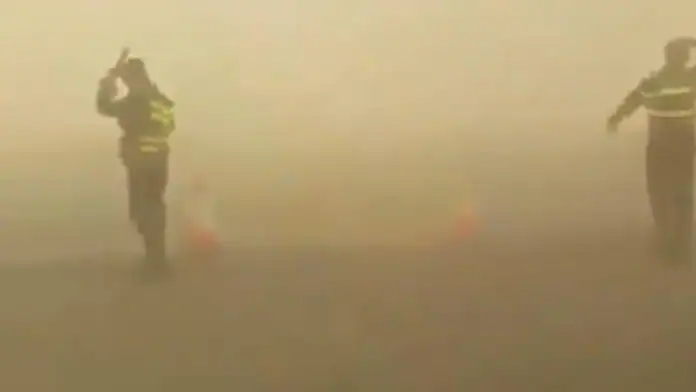 الأرصاد الجوية تحذر من تدني الرؤية الأفقية على الطريق الصحراوي