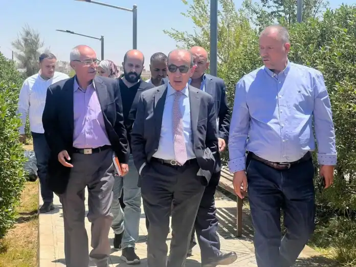 وزير الإدارة المحلية يتفقد الخدمات في بلديتي الكرك ومؤاب