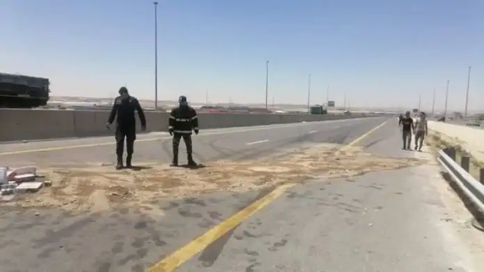 إغلاق المسرب الأيسر على طريق 100 باتجاه عمّان بسبب حادث تدهور وانسكاب ديزل