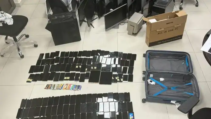 الأمن الأردني يضبط شبكة احتيال مالي يديرها وافد عربي ويجبر 15 آسيويًا على العمل في شركة وهمية