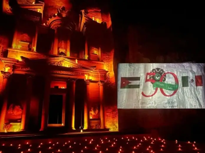 البترا تتزين بألوان العلم المكسيكي احتفالاً بمرور 50 عاماً على العلاقات الدبلوماسية الأردنية المكسيكية