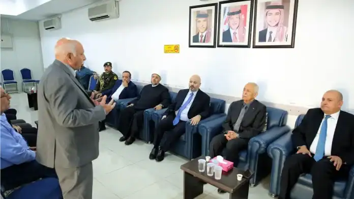 العيسوي يقدم العزاء باسم الملك وولي العهد لآل كتاو والمجالي