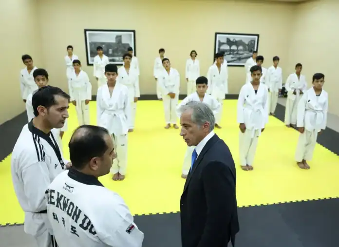 رئيس الوزراء من المفرق توسيع برامج مراكز الشباب لتعزيز المهارات