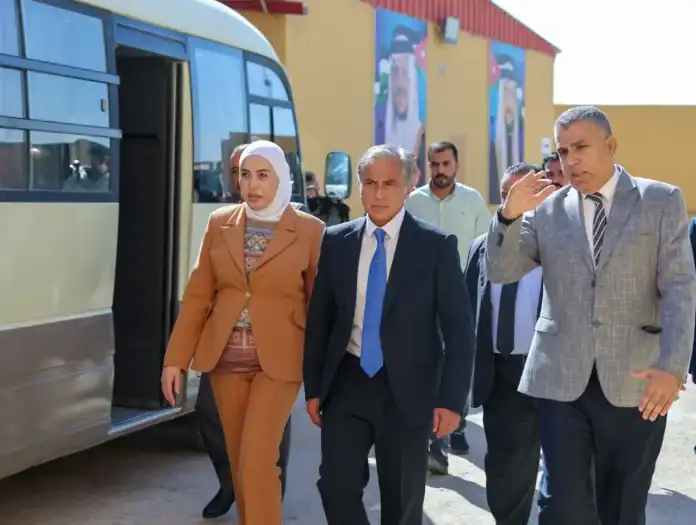 رئيس الوزراء يفاجئ المفرق بجولة ميدانية وقرارات دعم فورية لجمعية خيرية