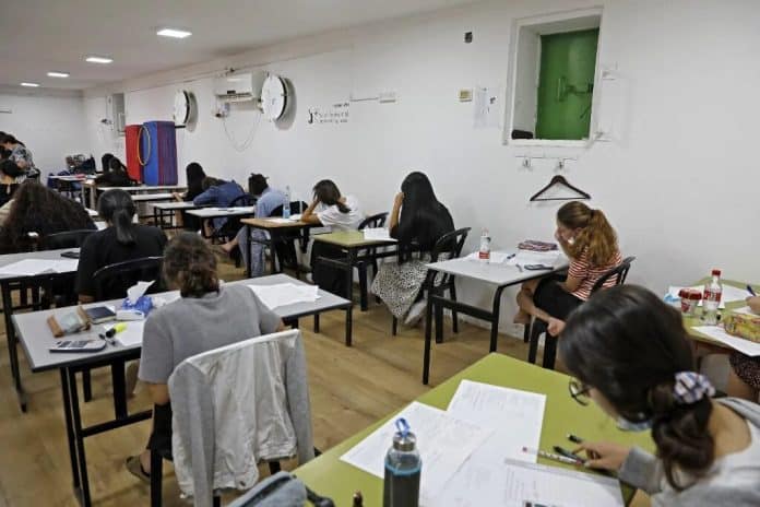 طلبة التوجيهي يواصلون تقديم الامتحانات في يومها السابع