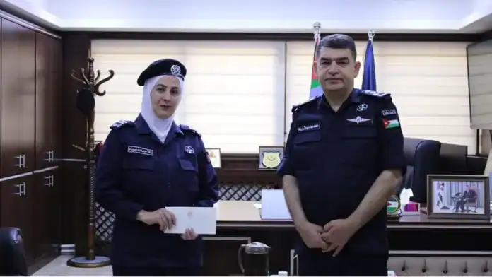 مدير الأمن العام يكرّم الوكيل علا موسى لتفانيها في واجبها خلال امتحانات التوجيهي