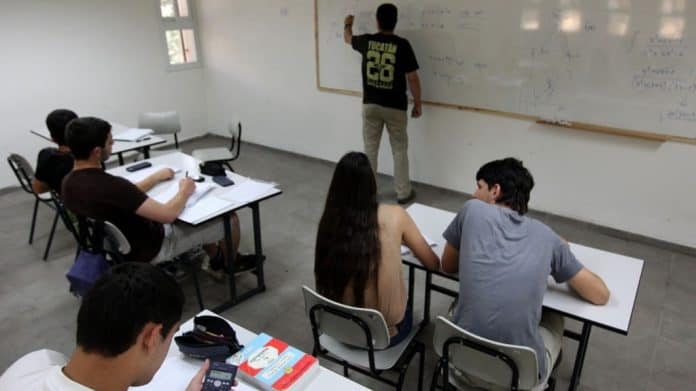 وزارة التربية الانتهاء من تصحيح اللغتين ونسبة الخطأ في تصحيح التوجيهي 0%