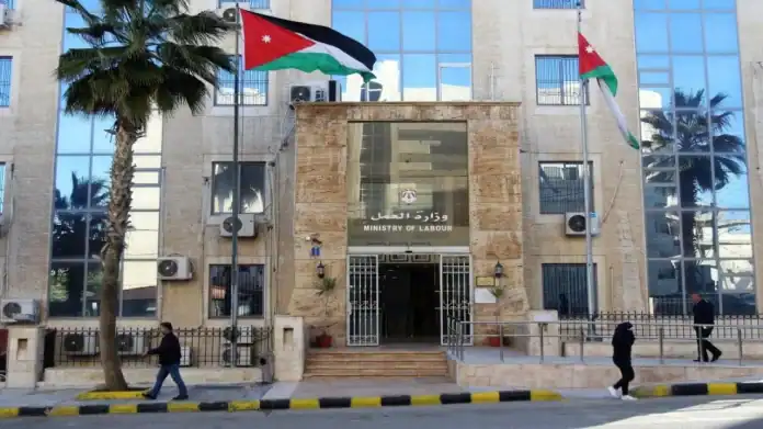 وزارة العمل تطلق خدمة تجديد تصاريح العمل للعمالة الوافدة عبر مكاتب البريد الأردني