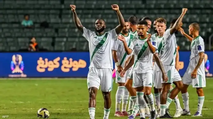 الأهلي يتوج بكأس السوبر السعودي بعد فوز مثير على النصر