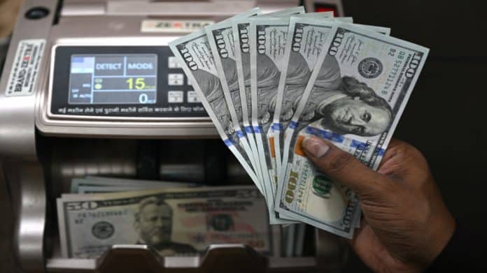 الدولار يسجّل أفضل أداء أسبوعي منذ 3 سنوات بعد إعلان ترامب رسومًا جمركية جديدة