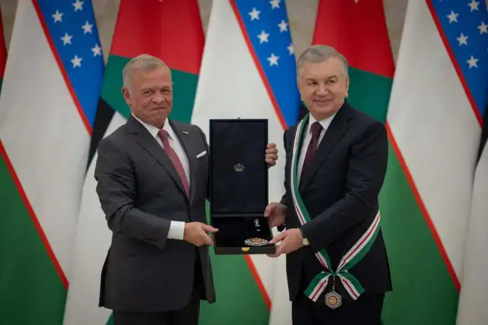 الملك عبدالله الثاني يمنح رئيس أوزبكستان وسام النهضة المرصع