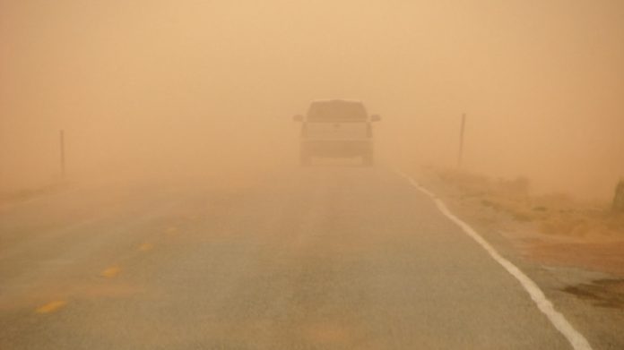 الأمن العام: إغلاق مؤقت لطريقي الصحراوي والعمري بسبب الغبار الكثيف