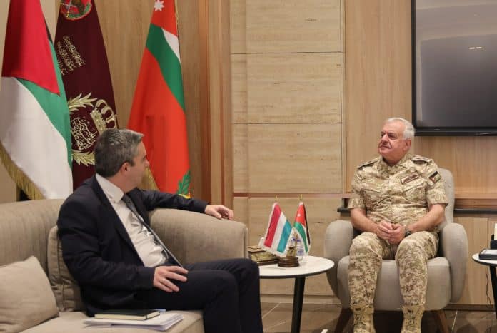 رئيس هيئة الأركان المشتركة يستضيف السفير الهنغاري في عمان