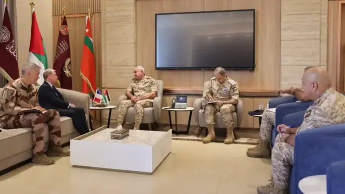 رئيس هيئة الأركان يلتقي سفراء أستراليا والسويد وفرنسا في عمّان