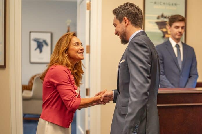 ولي العهد يلتقي أعضاء من الكونغرس الأميركي: الأردن ملتزم بجهود التهدئة واستقرار المنطقة