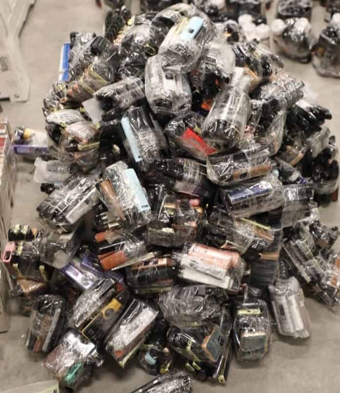 الجمارك تضبط 13 ألف كروز دخان وكميات كبيرة من السجائر الإلكترونية والمعسل