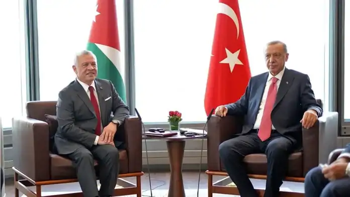 الملك عبدالله الثاني يلتقي الرئيس أردوغان لبحث جهود التهدئة ووقف الحرب على غزة