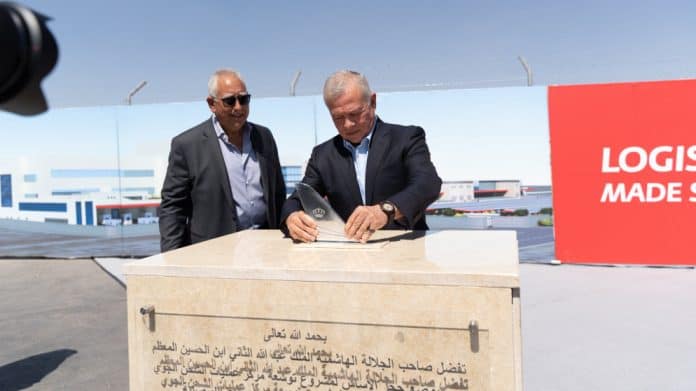 الملك عبدالله الثاني يزور مطار الملكة علياء ويطلق مشروعين لتعزيز الخدمات اللوجستية وصيانة الطائرات