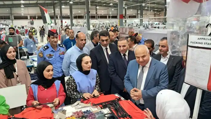 يسعى وزير العمل الدكتور خالد البكار إلى زيادة توظيف الأردنيين في أكبر مصنع للملابس في مدينة الذهيل