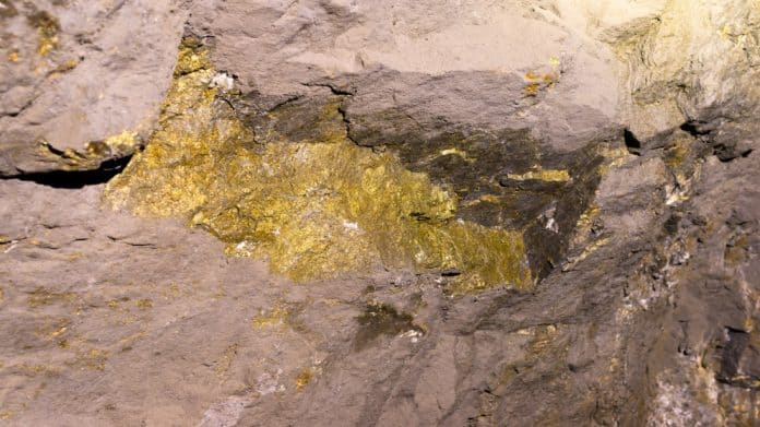 توقيع أول اتفاقية تنفيذية لاستغلال خامات الذهب في جنوب الأردن