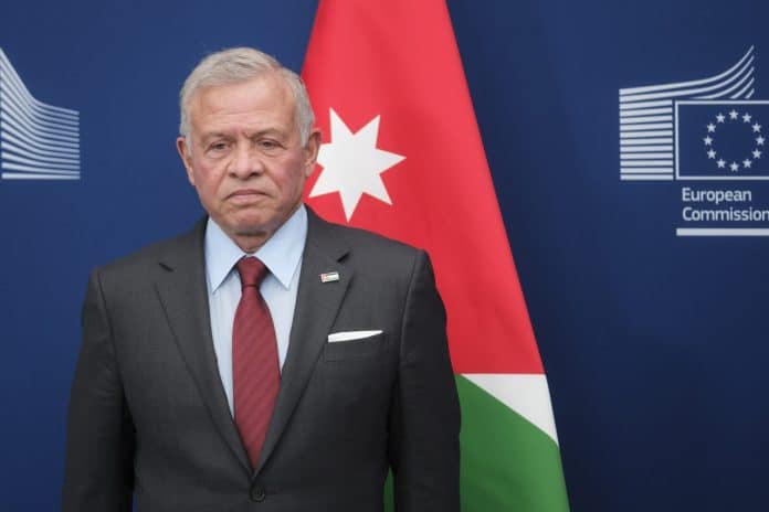 الملك يهنئ خادم الحرمين الشريفين باليوم الوطني السعودي