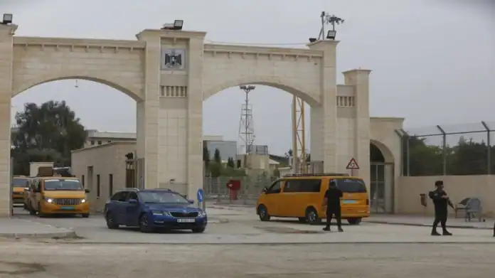 الاحتلال يغلق معبر الكرامة ويعيد الحافلات إلى أريحا