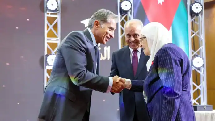 رئيس الوزراء الأردني جعفر حسان يكرم المعلمين في يوم المعلم العالمي 2025