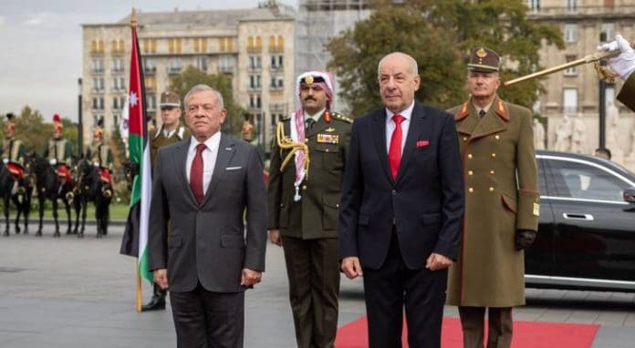 الملك عبدالله والرئيس الهنغاري يعززان التعاون في التعليم والسياحة