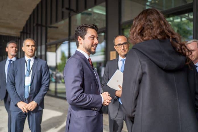 الأمير الحسين يستعرض آفاق التعاون مع مجمع 