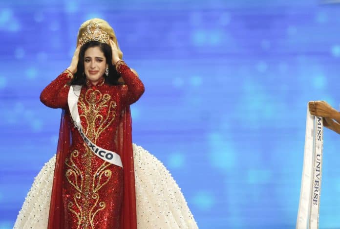 فاطمة بوش من المكسيك تُتوج بتاج ملكة جمال الكون 2025