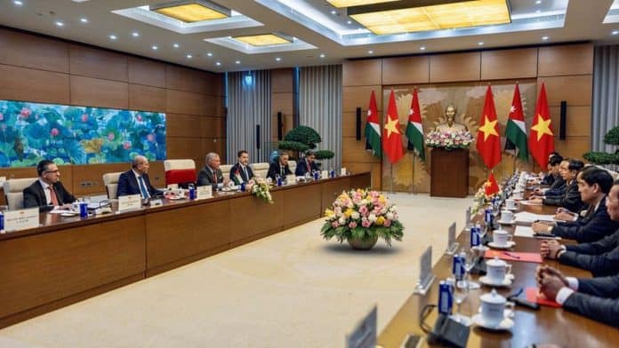 جلالة الملك عبدالله الثاني يجتمع مع رئيس البرلمان الفيتنامي في هانوي