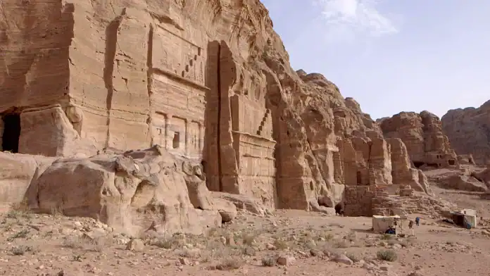 الأردن: أمانة أهل البترا تتألق أكثر من الذهب... سائحة تسترد مفقوداتها وتبعث برسالة شكر