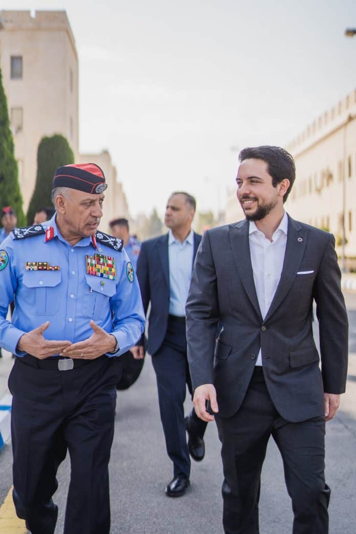 نائب الملك، ولي العهد يزور الأمن العام ويشيد بجهود منتسبيها وتطوّرها التقني