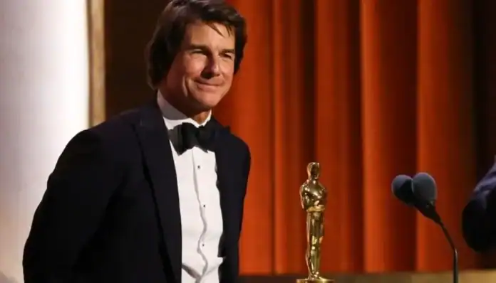 توم كروز يتسلم أوسكار فخريًا بخطاب يمجّد سحر السينما