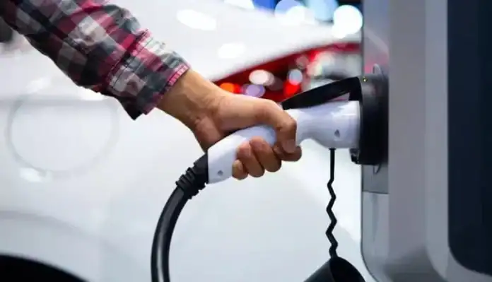 تنبيه عاجل لسائقي السيارات الكهربائية في الأردن: إجراءات وقائية أمام المنخفض الجوي القادم