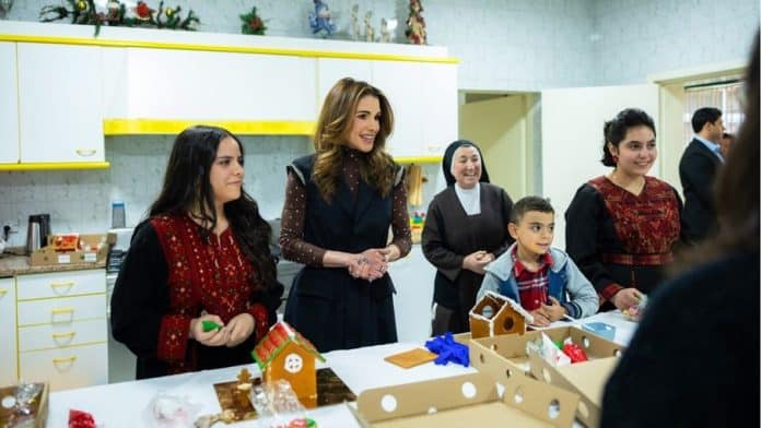 أجواء من الفرح والمودة.. الملكة رانيا تشارك أطفال 