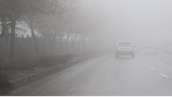 ضباب كثيف يغطي طريق مطار الملكة علياء وتدني الرؤية لأقل من 500 متر
