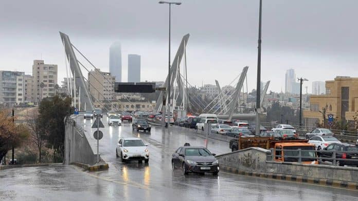 تأثيرات المنخفض الجوي: أجواء باردة وهطولات مطرية تعم المملكة