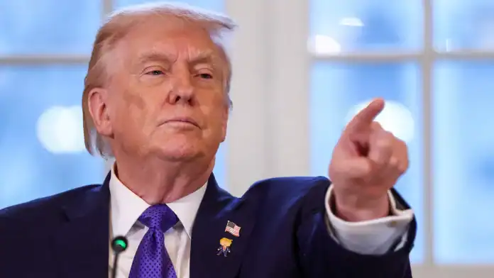 ترامب يجدد رغبته في ضم غرينلاند ويطالب بمباحثات عاجلة