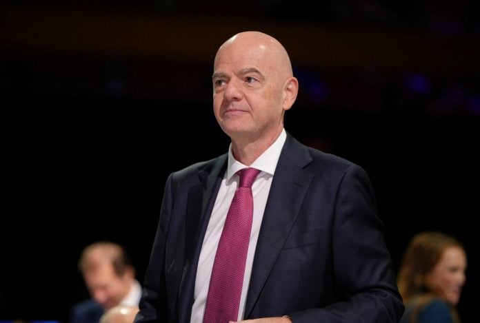 إنفانتينو يحمل الجنسية اللبنانية رسمياً ويبحث تطوير البنية التحتية