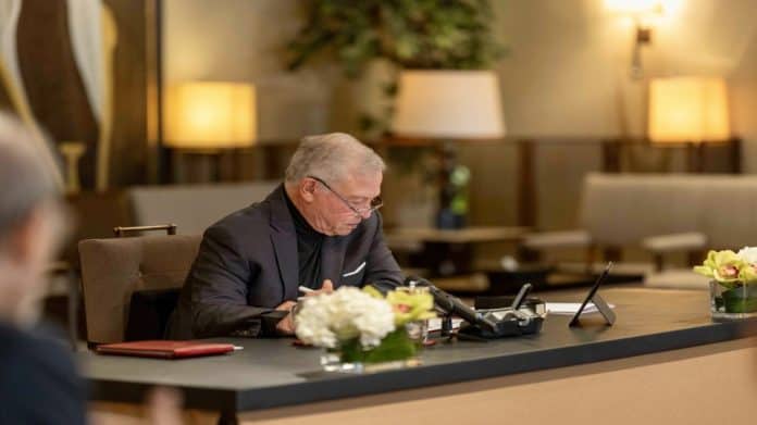 الملك يؤكد أولوية المصلحة الوطنية ويدعو لخفض التوتر مع إيران دبلوماسياً